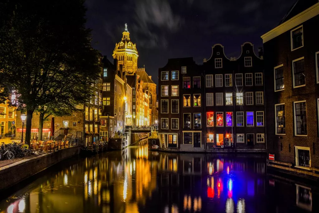 Verlichte Amsterdamse grachten in de avond