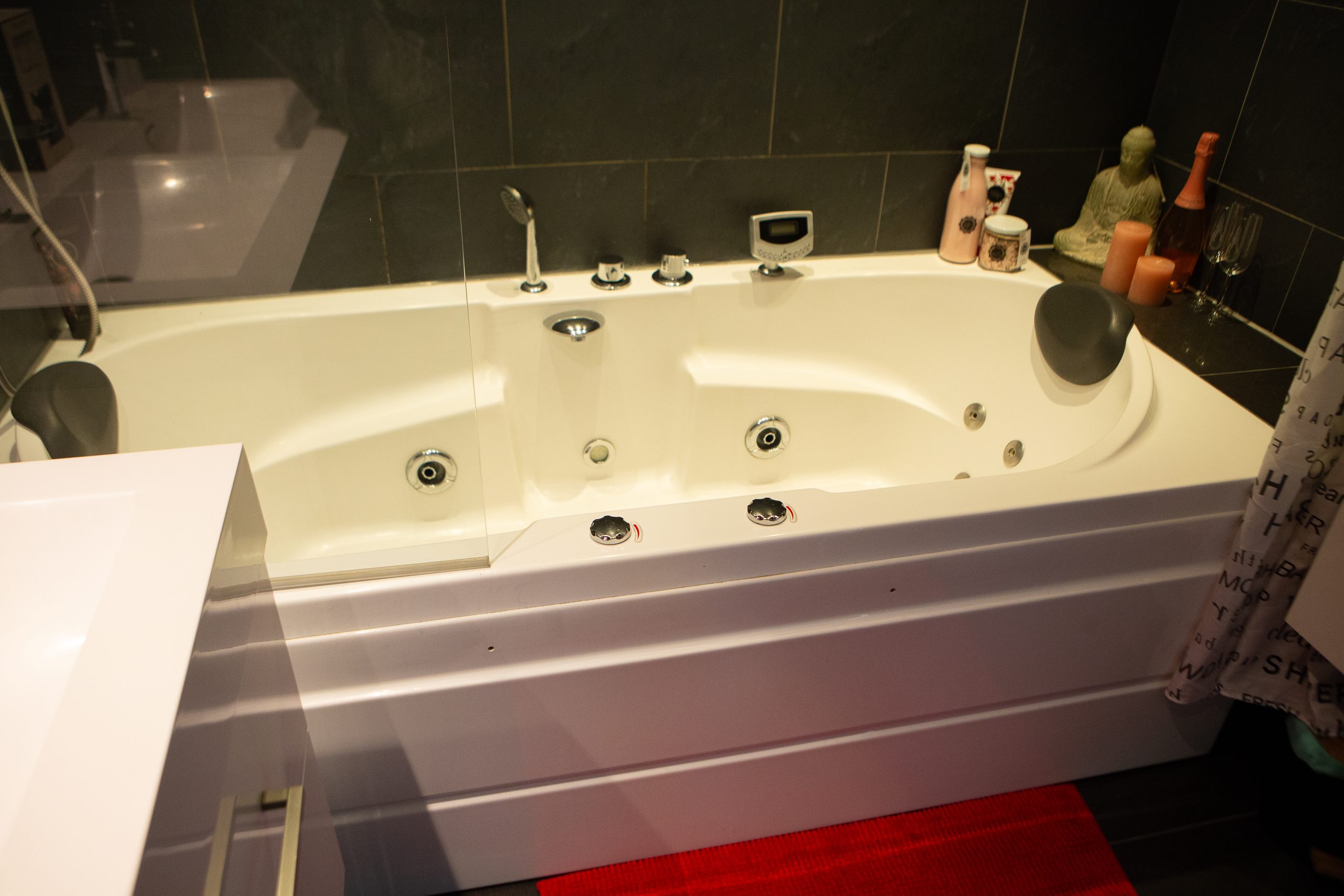 Badkamer met bubbelbad in het Best BnB-appartement